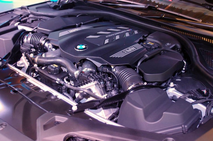 THE 8 X JEFF KOONS（エンジンルーム）