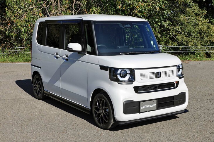 「N-BOX」の無限パーツ装着車。各空力パーツには、無塗装に加え「プラチナホワイトパール」「プレミアムサンライトホワイトパール」「クリスタルブラックパール」の3種類の色が用意される。