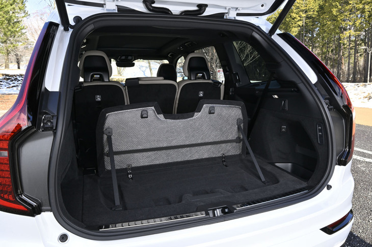 3列目シートを格納した状態の荷室容量は668リッター。さらに2列目シートをすべて格納すると、容量を1148リッターにまで拡大できる。荷室の床面を起こすと、ボルボ車でおなじみとなる折りたたみ式のグロサリーバッグホルダーが現れる。