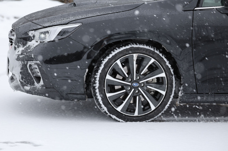 特徴的なV字型のトレッドパターンが走りだしからしっかりとグリップを確保。雪上では、加減速時の縦方向グリップ力やコーナリング時の横方向グリップ力にも、もの足りなさを感じることはなかった。