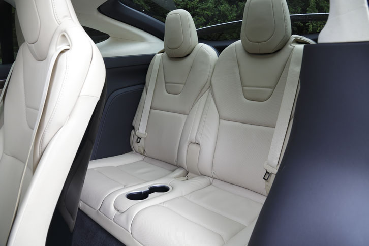 3列目は2席配置。使用しないときはフラットに折りたたむことができる。