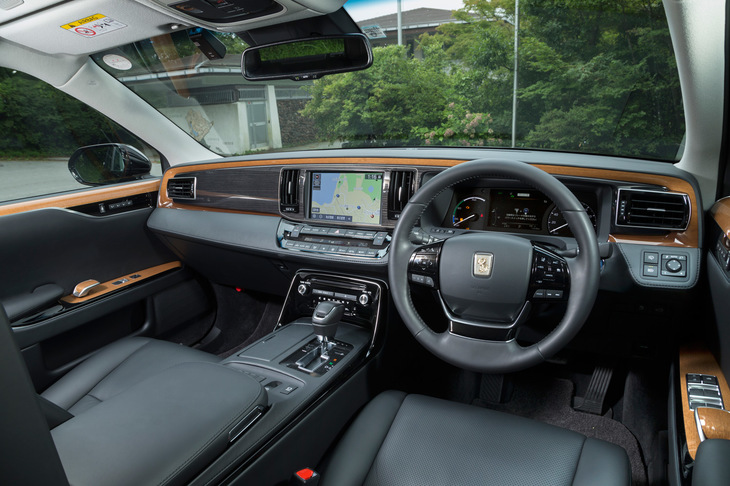 職業ドライバーのためのインストゥルメントパネル。後席とコーディネートされた、本杢のパネルが美しいシンプルなデザインに仕上げられている。