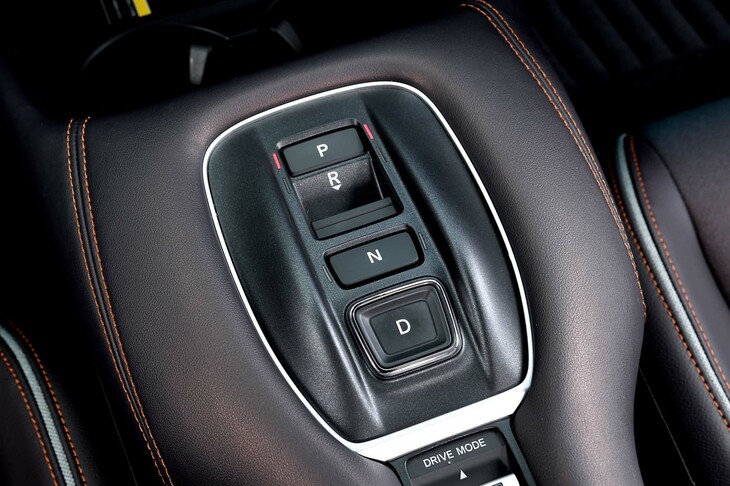 シフトセレクターはプッシュボタン式。レザー調のソフトパッドが輝きを放つのがユニークだ。