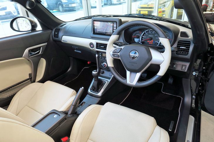 アイボリーの内装色が目を引く「ダイハツ・コペン20周年記念特別仕様車」のインテリア。