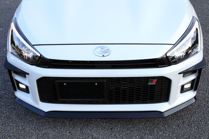 顔まわりでは、バンパーの下にフロントスポイラーを、左右端にフロントサイドスポイラーを装着。