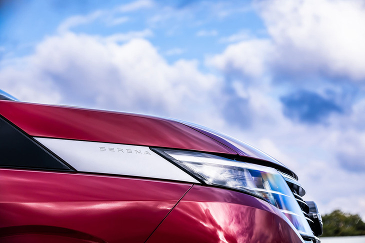 セレナe-POWERルキシオン プロトタイプ（フロントサイドエンブレム）