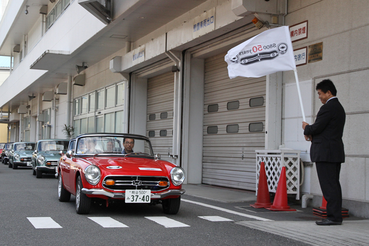 白子ビルから「S800」の生まれ故郷である埼玉県狭山市にある狭山工場に向けて、1台ずつスタート。来賓として招かれた和光市長の松本武洋氏がスターターを務めた。