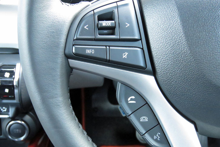 スズキ・イグニス ハイブリッドMZ（ステアリングスイッチ）