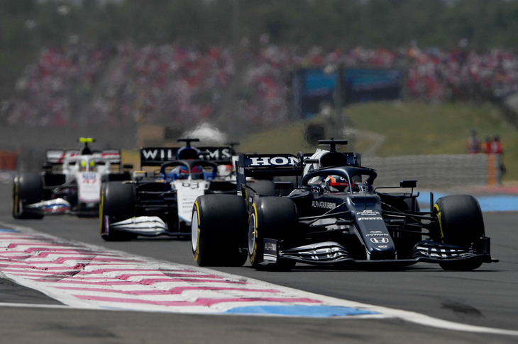 アルファタウリの角田裕毅（写真前）は、予選Q1のアタックラップ前に縁石に乗りすぎてスピン、リアをガードレールにヒットさせ、そこから出られなくなり赤旗中断をもたらした。Q3進出をかけていたならまだしも、一回も計時されていない場面での凡ミスはいただけない。これで7戦して4回目のQ1での脱落となってしまった。フロアやサスペンション、ギアボックス交換などマシン修復のためピットレーンスタート。瞬く間に16位まで順位を上げるも、ポイント圏までは手が届かず13位ゴール。レースでの順位挽回は良かったが、それゆえに予選での失態が悔やまれる。（Photo=Getty Images / Red Bull Content Pool）
	 