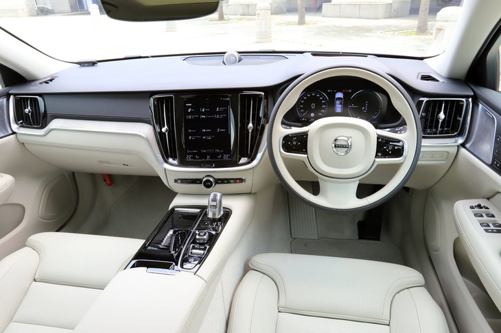 「V60」のPHEVは「T6」の「モメンタム」と「インスクリプション」、「T8」のインスクリプションの全3種類。今回は340ps仕様のパワートレインと充実した装備を組み合わせた、「T6 Twin Engine AWDインスクリプション」に試乗した。