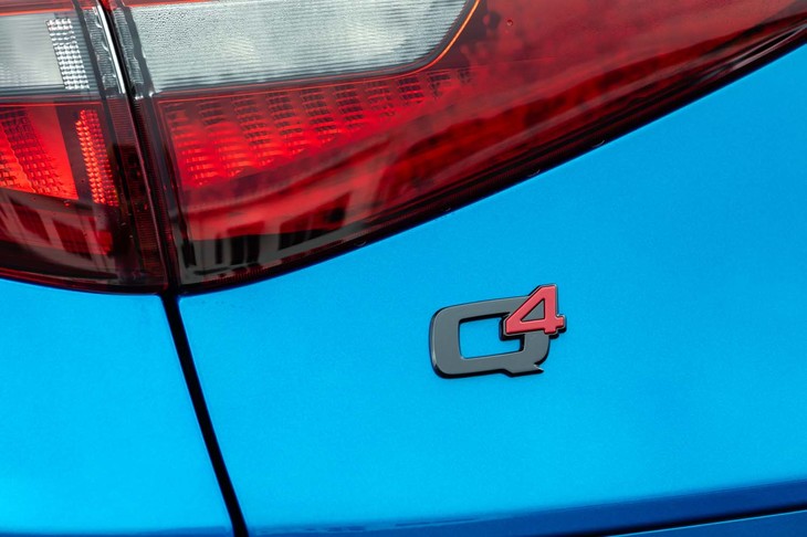 「Q4」と呼ばれる電子制御式4WDシステムは、100％リア駆動が基本。グリップ状況に応じてフロントに最大50％のトルクを配分する。そのドライブシャフトには、軽量かつ高剛性なカーボン製のものが採用されている。