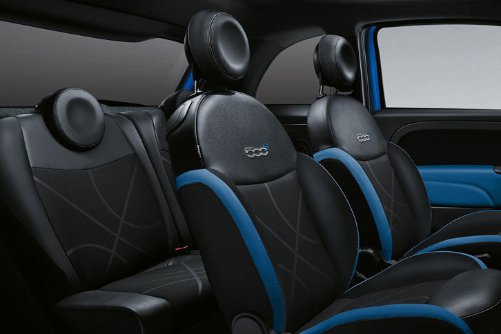 専用シートには「500S」のステッチが施されている。