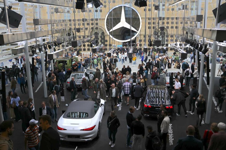 前回同様、メルセデス・ベンツの市内会場は宮廷の中庭（レジデンツへーフェ）に設営された。