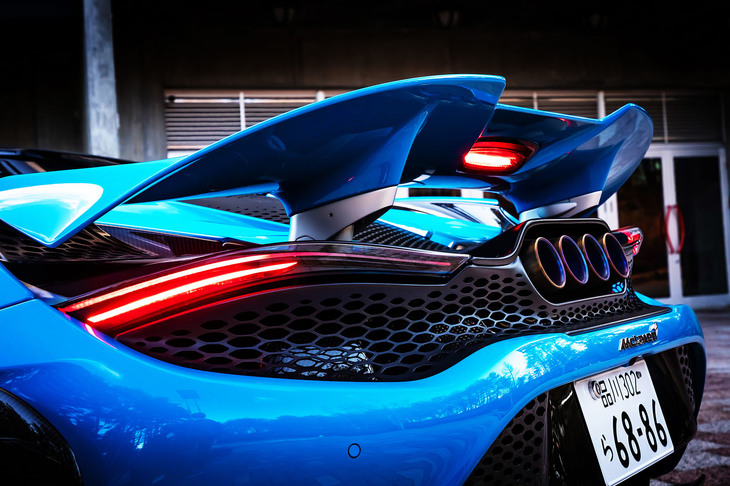 「765LTスパイダー」のリアエンドに装備される、可動式の「アクティブリアウイング」。車両の前後部を延長するだけでなく、ボディーの各パートと協調した空力的キャリブレーションが「LT」を名乗るゆえん。アクティブリアウイングはブレーキング時に自動で立ち上がり、エアブレーキとしても作動する。