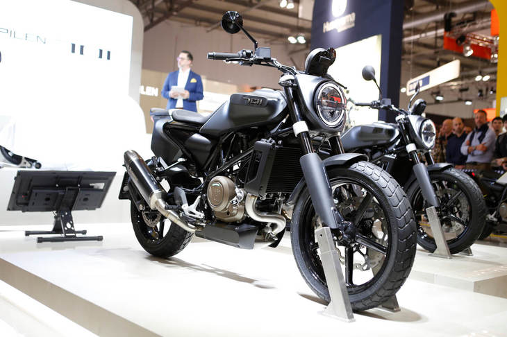 ハスクバーナの2019年モデルにラインナップされる「スヴァルトピレン701」。スヴァルトピレンは「ヴィットピレン」と同じプラットフォームをベースにスクランブラースタイルに仕立てたモデルだったが、新しい701ではフラットトラッカースタイルを採用。排気量692ccの水冷単気筒エンジンを搭載する。