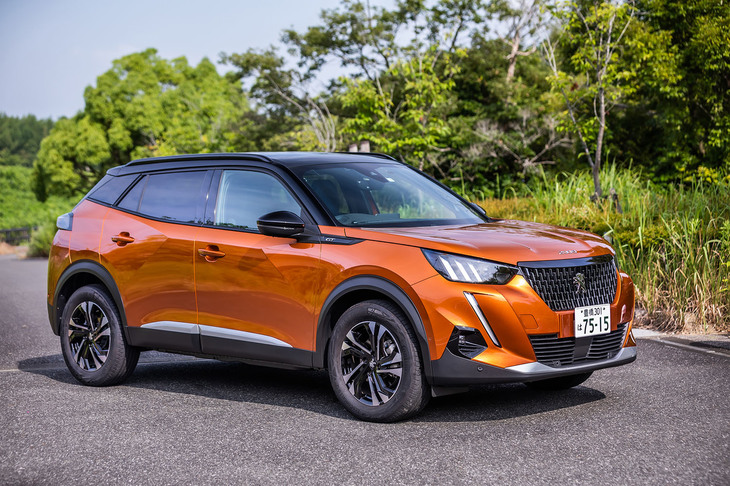 2022年3月2日に日本導入が発表された「プジョー2008 GT BlueHDi」。「DV5」と呼ばれる1.5リッター直4ディーゼルターボエンジンを搭載している。2022年7月に価格改定が行われ、車両本体価格は409万7000円となった。