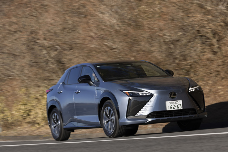 フロントに積まれる駆動用モーターは最高出力204PS、最大トルク266N・mを発生。これは4WDの「RZ450e」と変わらない。