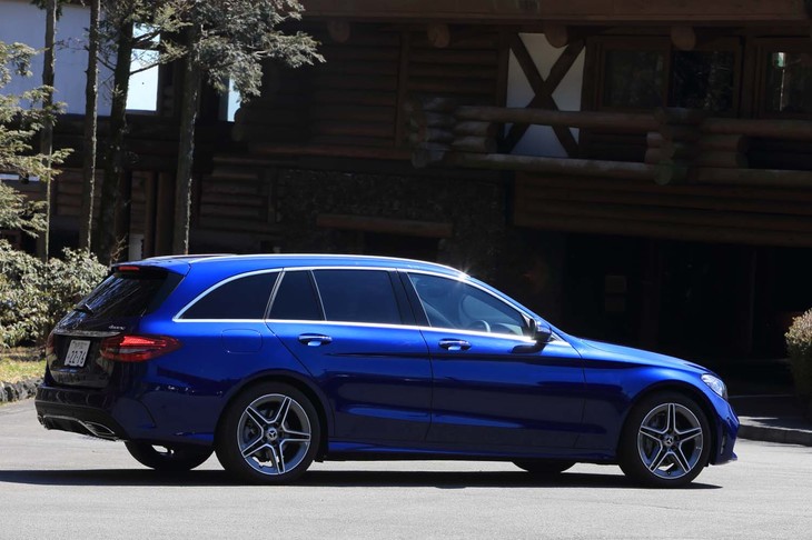 試乗車のボディーは有償色の「ブリリアントブルー」に塗られていた。「C200」では全10色からボディーカラーが選択可能。