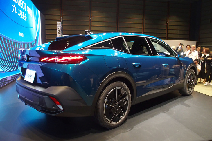 プジョー408 GTハイブリッド（リアビュー）