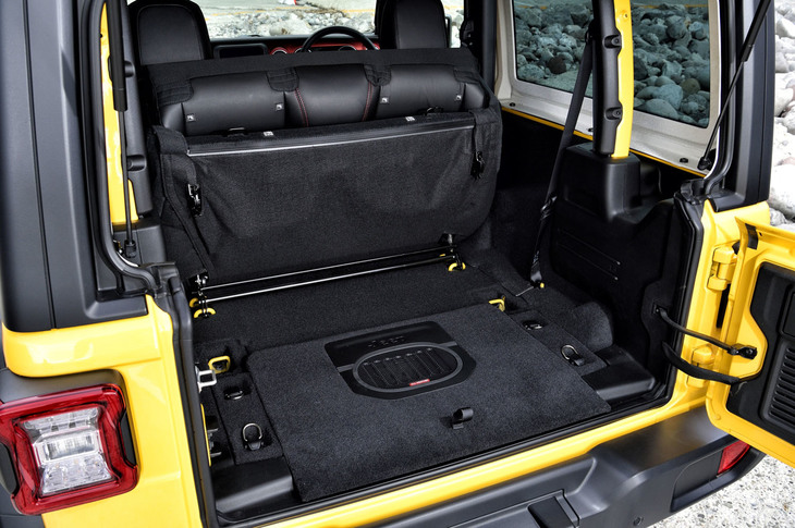 後席を折りたたむと荷室容量は、北米仕様車の参考値で46.9立方フィート（約1300リッター）に拡大できる。