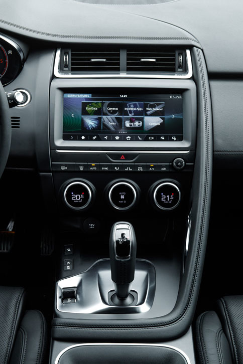 ダッシュボードの中央に10.2インチのタッチスクリーンを配置。その下に3連の丸型空調スイッチを置き、ガングリップ型のシフトセレクターを採用している。ここだけ見ると「Fタイプ」と勘違いしそうだ。