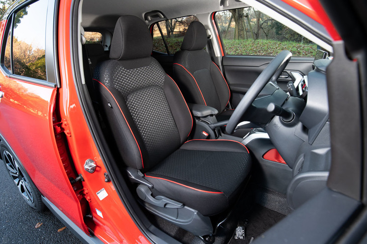 「G」に装備される、赤いパイピング付きのファブリックシート。運転席、助手席ともにシートヒーターが標準装備となる。