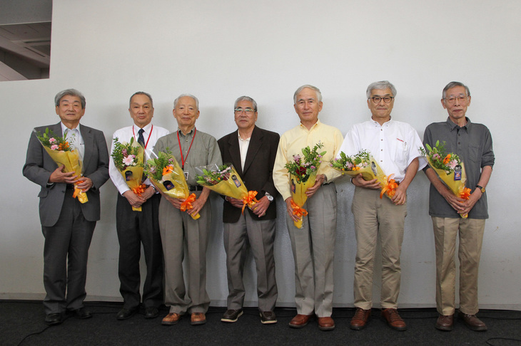 イベントに参加されたいすゞOB諸氏。左からOB会会長の風早直志氏、開発に関する講演を行った佐藤昌弘氏、古屋武夫氏、鈴木公一氏、北原 孝氏、三輪正眼氏、長谷川隆一氏。