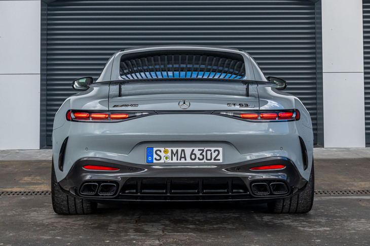 リアには固定式の大型スポイラーを装備。バンパー下部に整然と並んだディフューザーが高い効果を予感させる。