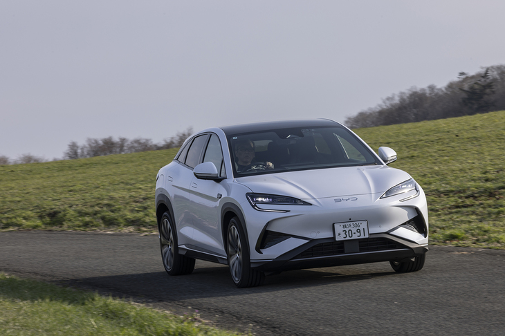 4WDモデルはフロントに誘導式、リアに永久磁石式の駆動用モーターを搭載。システム全体で最高出力529PS、最大トルク690N・mを発生する。