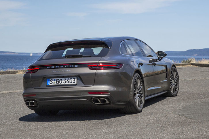 「パナメーラ スポーツツーリスモ」には、カーナビの情報を元に加減速やギアチェンジ、コースティングを制御してエネルギー効率を高める「ポルシェ・イノドライブ」が備わる。