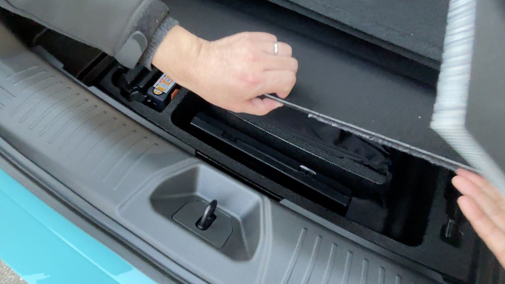 新しい吸音材の「メタマテリアル」はトランクの床板に使われている。