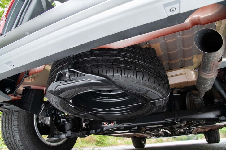 リアのフロア下にはフルサイズのスペアタイヤが収納されている。