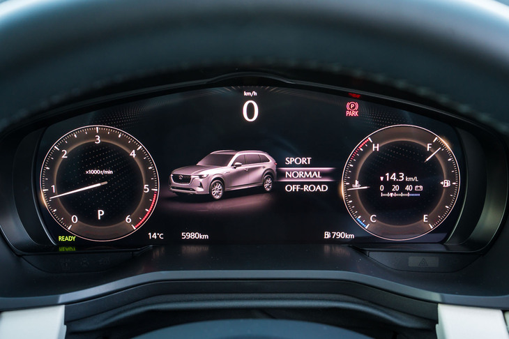 メーターは12.3インチのフル液晶タイプ。東京からずっと上り基調の道のりで静岡の朝霧高原まで行って撮影したため燃費が14.3km/リッターと表示されているが、帰りの下りで盛り返し、最終的な車載燃費計の数値は16.3km/リッターだった。