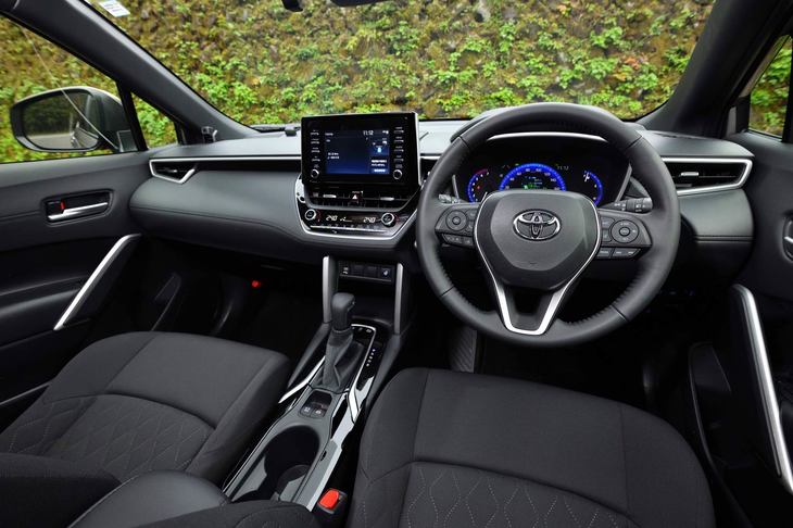 インテリアカラーはブラックのみ。本革巻きのステアリングホイールやシルバーのアクセントなどで上質感が演出される。