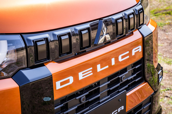 デリカミニTプレミアム（「アクティブトーンスタイル」装着車のフロントグリル）