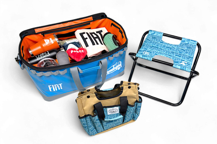 「ドブロ ローンチエディション」には、アメリカのアウトドアブランド「POLeR（ポーラー）」とコラボレーションした「ソフトマルチコンテナ」と「マルチユーティリティーチェア」（2脚）が付属。「FIAT」ロゴや公式キャラクター「TOPO FIAT（トポ フィアット）」などがデザインされている。