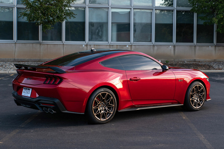 1964年にデビューした「マスタング」は、2022年に7代目となる現行型が登場。日本にも導入された6代目モデルのイメージを残しつつ、よりモダンに進化している。北米での価格は3万1920ドル（邦貨換算で約490万円）から。