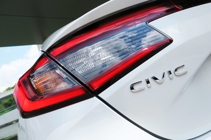ホンダ・シビックEX（リアコンビランプと「CIVIC」のロゴ）