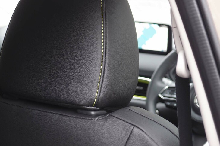 マツダCX-5 20Sフィールドジャーニー（フロントシートのヘッドレスト背面）