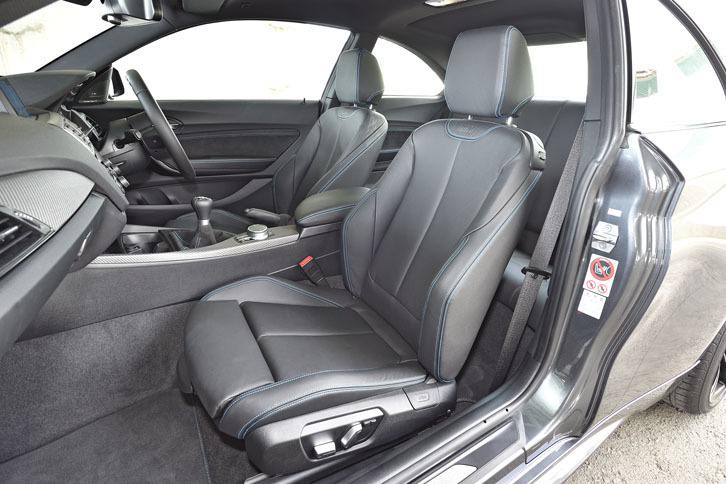 ダコタレザーのスポーツシートが標準。ブルーのステッチが施されている。