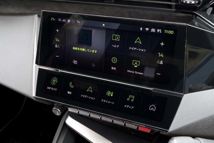 ダッシュボード中央には10インチのタッチスクリーンと「i-toggles」と名づけられたショートカット用タッチパネルが備わっている。アイコンなどの黄緑色に表示されている部分はドライブモードに応じて色が変わるほか、任意に変えることも可能。