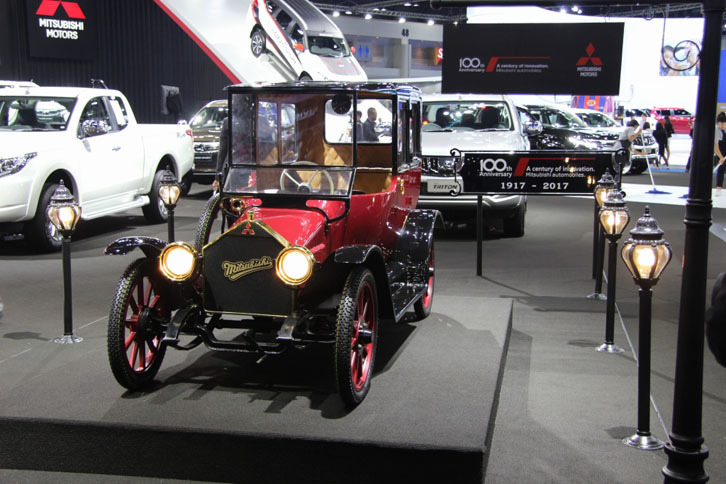 創業100周年を祝う展示を行った、三菱自動車のブース。これは1917年から製造が始まった、日本初の量産乗用車とされる「三菱A型」のレプリカ。オリジナルは7人乗りですが、このレプリカはスケールダウンしていて1人乗りでした。作りはかなり精巧で、ディテールの再現も凝っていますね。レプリカといえども、さすがは自動車メーカー製。