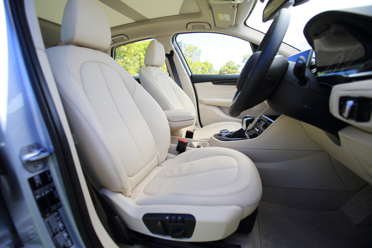 「225xe」にはパーフォレーテッド・ダコタ・レザーシートが標準装備される。