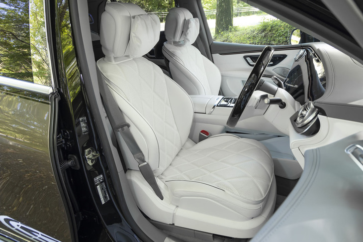 フロントシートの立体的なダイヤモンドキルト加工が質感の高さを表している。ボンネットにマスコットがあるためスタンダードな「EQS SUV」よりも運転しやすい。