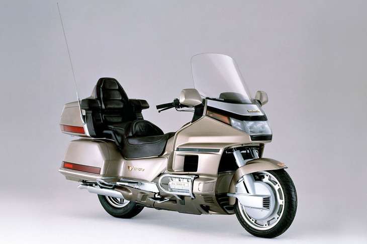 1988年4月に発売された4代目の「ゴールドウイング」（写真）は、激化しつつあったライバルとの競争に勝つべく、従来の4気筒に代えて、6気筒の水平対向エンジンが初採用されたモデル。ラグジュアリーツアラーという性格も、この代で一段と強まった。生産は米国のホンダ・オブ・アメリカ・マニュファクチュアリング（HAM）。