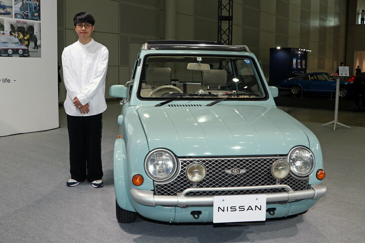 小池一博さんと、彼のマイカーである「パオ」。丹呉さんと小池さんは、まだ20代という若きクルマ好きだ。