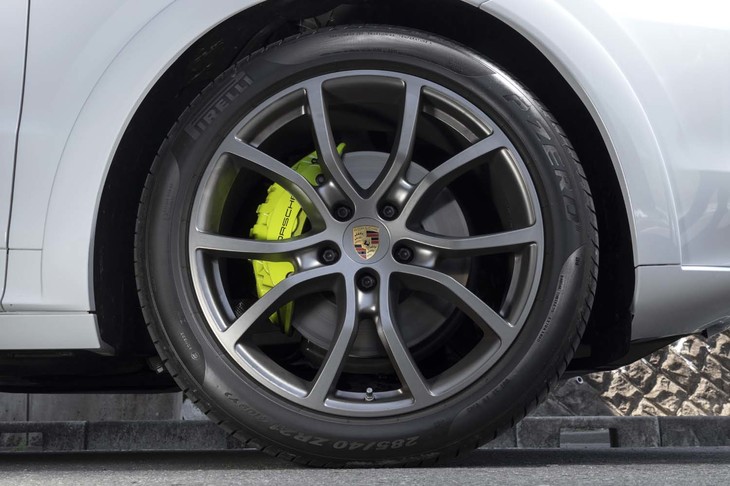 標準サイズより2インチ大きな、21インチの「カイエンエクスクルーシブデザインホイール」（オプション）。内側におさめられた黄緑色のブレーキキャリパーも目を引く。