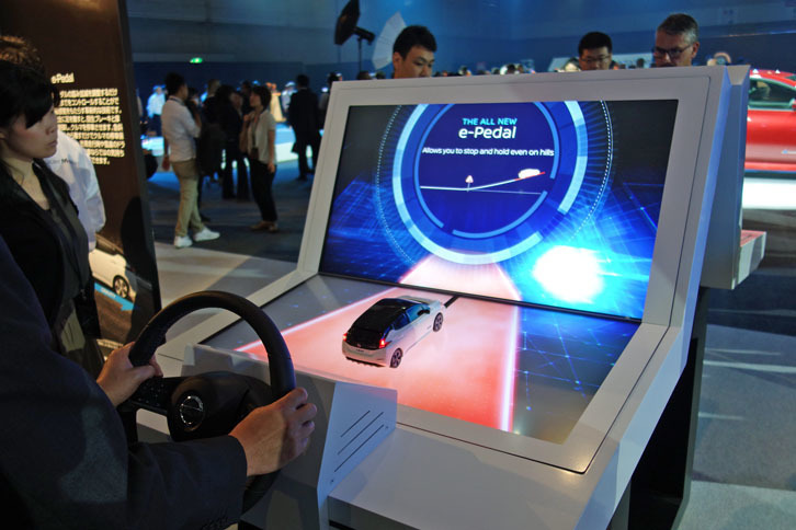 会場に設置された「e-Pedal」のシミュレーター。上り坂の途中で停車したときの挙動などを、実際に体感することができた。