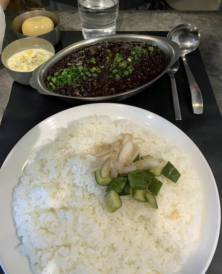 東京ボンベイ 恵比寿本店の、赤キーマゆるめ・ライス中盛り＋カシミールたまご＋コールスロー。全部混ぜて食べるが吉。（近藤）