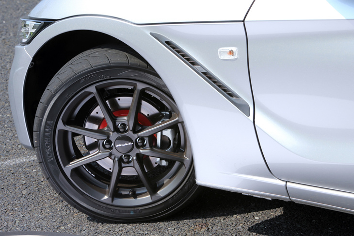 ステルスブラック塗装が施されたアルミホイール。サイズはフロントが15インチで、リアは16インチの異径となる。